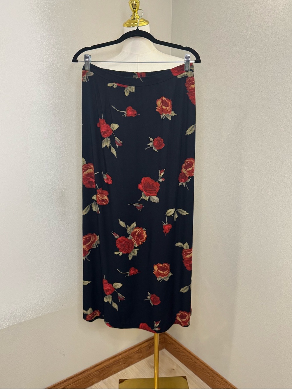 Koret Women’s Size 10 Black Red Rose Floral Maxi Skirt Rayon Elastic Waist